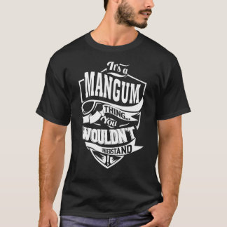 Det är ett MANGUM Sak T Shirt