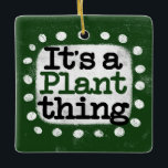 Det är ett ornament i Sak<br><div class="desc">"Det är A Plant Sak" är en söt textdesign i grönt med svart och röd text,  tillsammans med en vit accentform och vita texturerade vita prickar runt den.</div>