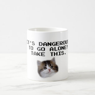 Det är farligt att gå ensamt tar denna kattunge kaffemugg