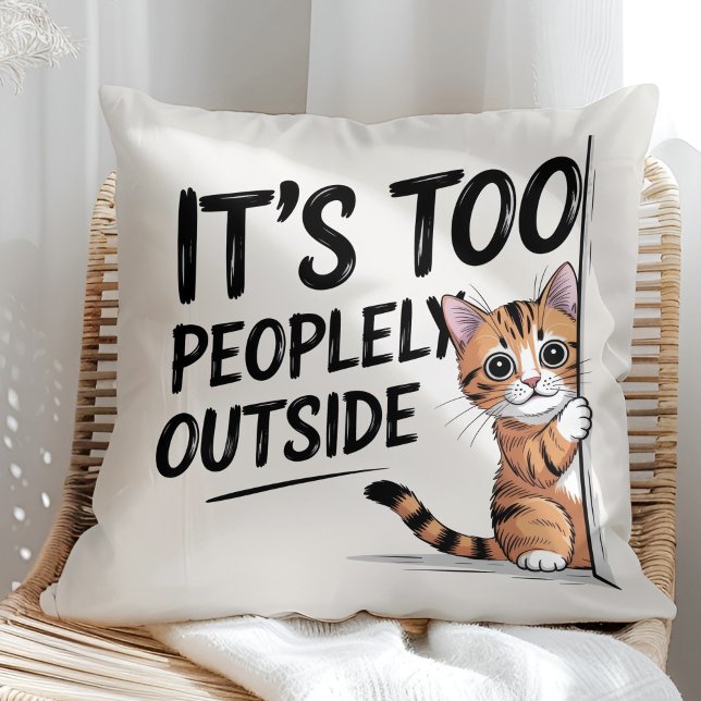 "Det Är För Människigt Utanför" Rolig Introvert Ka Kudde ("It's Too Peopely Outside" Funny Introvert Cat Throw Pillow in a sunny boho rattan chair.)
