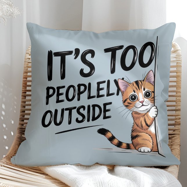 "Det Är För Människofullt Utomhus" Rolig Introvert Kudde ("It's Too Peopely Outside" Funny Introvert Cat Throw Pillow in a sunny boho rattan chair.)