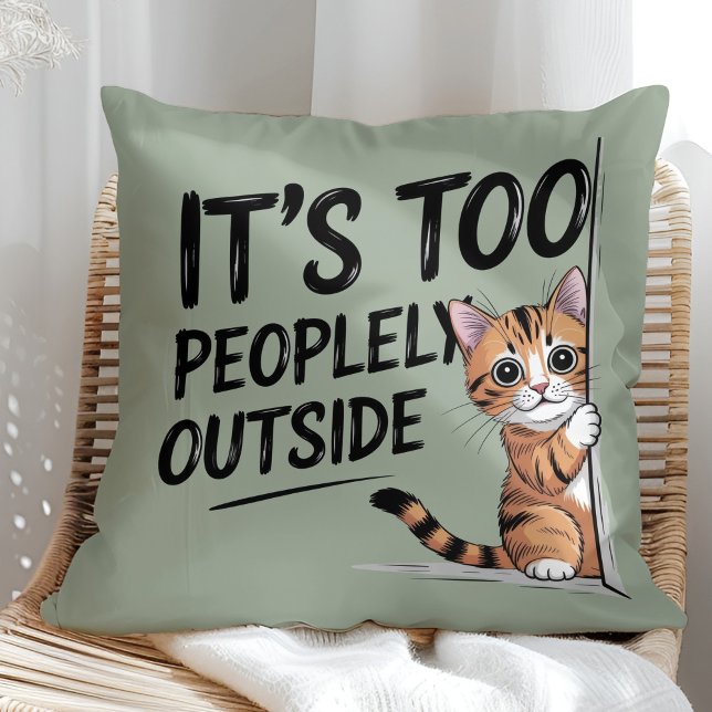"Det Är För Människofullt Utomhus" Rolig Introvert Kudde ("It's Too Peopely Outside" Funny Introvert Cat Throw Pillow in a sunny boho rattan chair.)