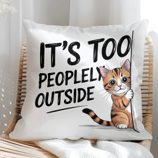 "Det Är För Människofullt Utomhus" Rolig Introvert Kudde ("It's Too Peopely Outside" Funny Introvert Cat Throw Pillow in a sunny boho rattan chair.)