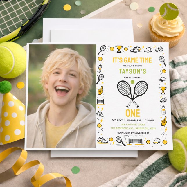 Det är Game Time Tennis 1-års födelsedagsfoto – Ro Inbjudningar (It’s Game Time Tennis 1st Birthday Photo – Fun Kid Invitation
)