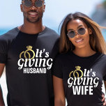 Det är Ge Honeymoon Bröllop i Make Ny gifta T Shirt<br><div class="desc">Svartvit och guld "Det är ge make"-skjorta för en groom. Underbar för en bachelorettfest,  smekmånad,  årsdag eller bära för en stolt make/maka. Anpassa det med ditt efternamn eller ändra färg.</div>