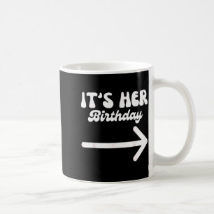 Det är hennes födelsedag (arrow Inting) Roligt Hum Kaffemugg