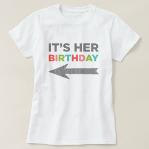 Det är hennes födelsedag (högernas pil) t shirt