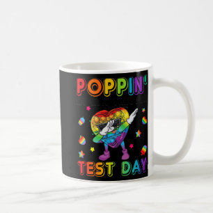 Det är hjärtformande att doppa poppin på mitt sätt kaffemugg