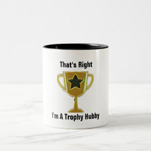 DET ÄR HÖGER ATT JAG ÄR EN TROPHY HUBBY Två-Tonad MUGG