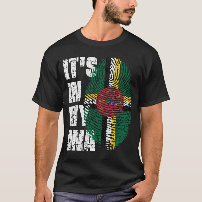 DET ÄR I MIN DNA Dominica Flagga Boy-gåva T Shirt (Framsida)