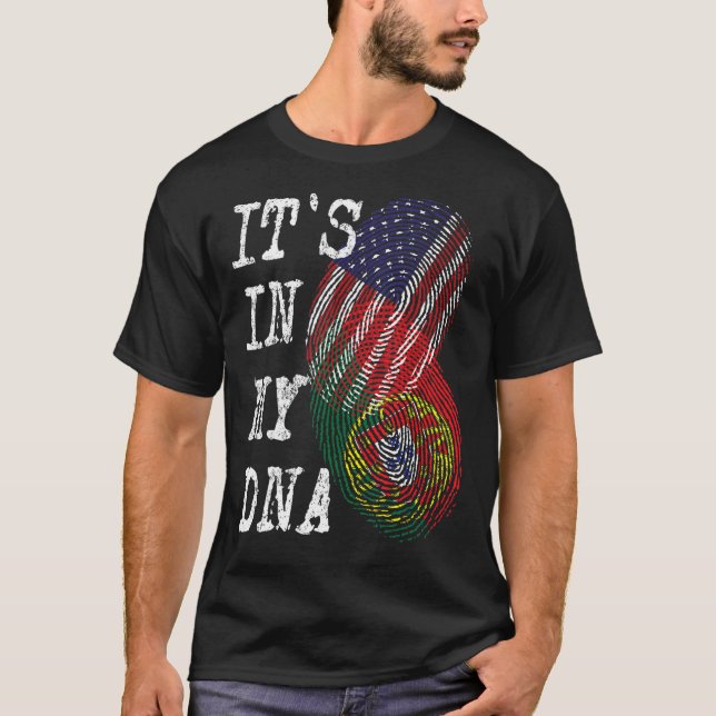 DET ÄR I MIN DNA-Flagga, USA-porten T Shirt (Framsida)