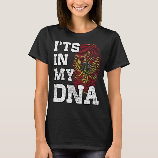 Det är i min DNA-mont från Montenegro. T Shirt (Framsida)
