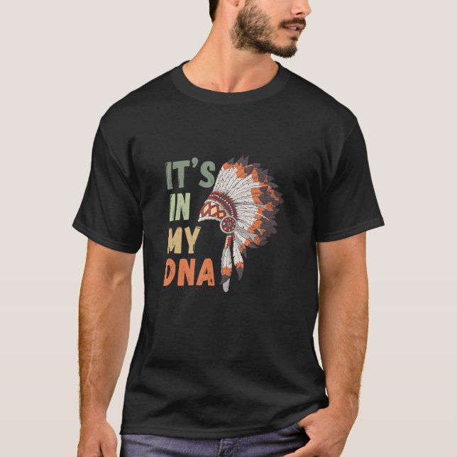 Det är i min Dna Native Indian Warbonnet. T Shirt (Framsida)