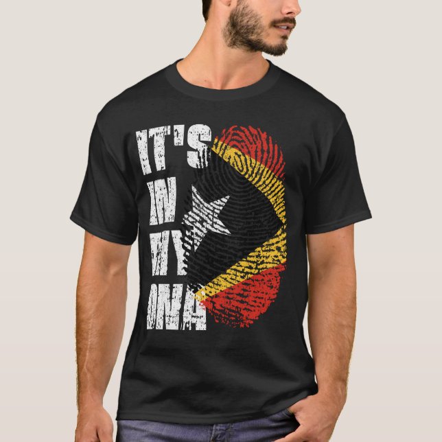 DET ÄR I MIN DNA Timor-Leste Flagga Boy-gåva T Shirt (Framsida)