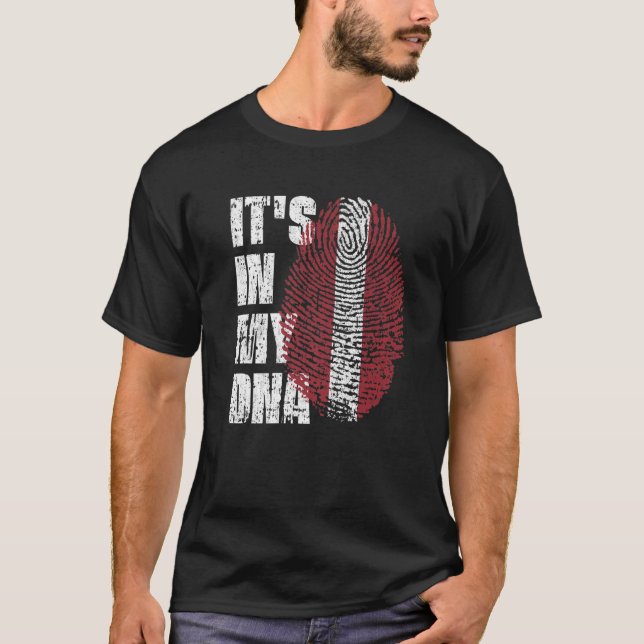 DET ÄR IN MY DNA Lettlands Flagga T Shirt (Framsida)