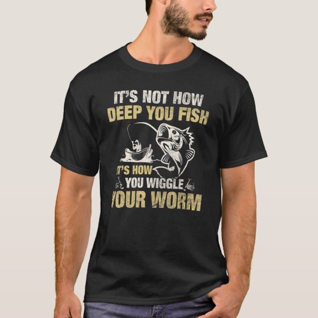 Det är inte hur djupt du fiskar du vickar t shirt (Framsida)