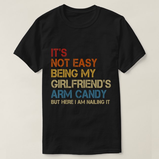 Det är inte lätt att vara min flickväns Arm Candy  T Shirt (Design framsida)