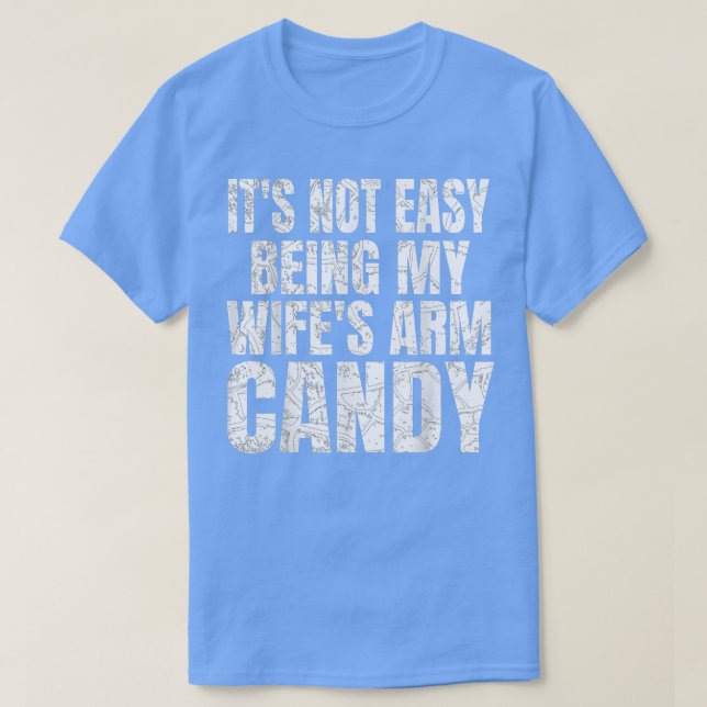 Det är inte lätt att vara min fru Arm Candy Funny  T Shirt (Design framsida)