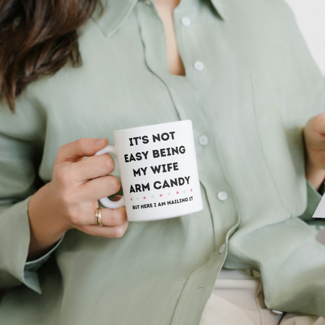 Det är inte lätt att vara min fru Arm Candy Kaffemugg (It’s Not Easy Being My Wife Arm Candy Mug – Funny Gift)