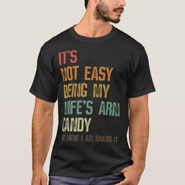 Det är inte lätt att vara min fru som Arm Candy Ma T Shirt (Framsida)