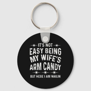 Det är inte lätt att vara min frus Arm Candy Funny Nyckelring