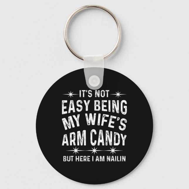 Det är inte lätt att vara min frus Arm Candy Funny Nyckelring (Framsida)