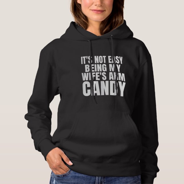 Det är inte lätt att vara min frus Arm Candy Funny T Shirt (Framsida)