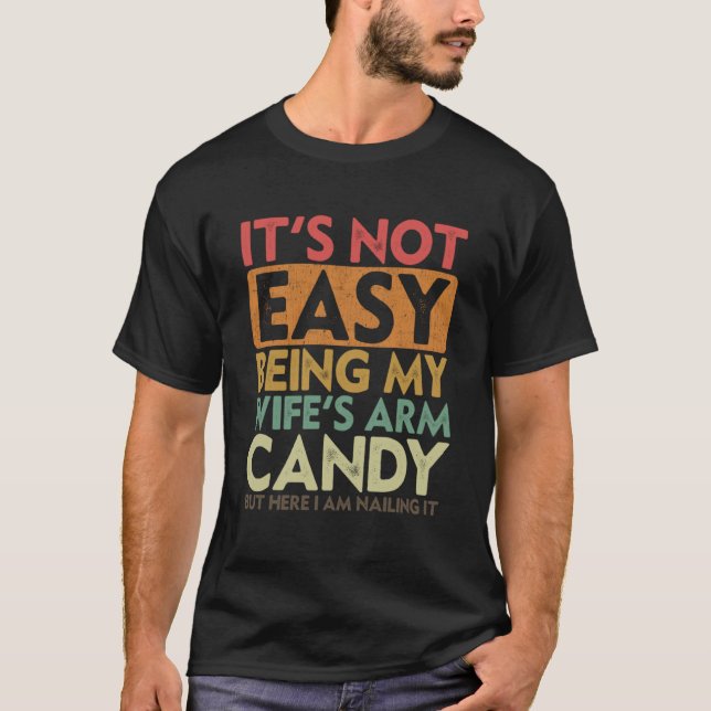 Det är inte lätt att vara min frus Arm Candy Make  T Shirt (Framsida)