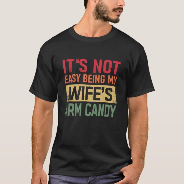 Det är inte lätt att vara min frus Arm Candy Manar T Shirt (Framsida)