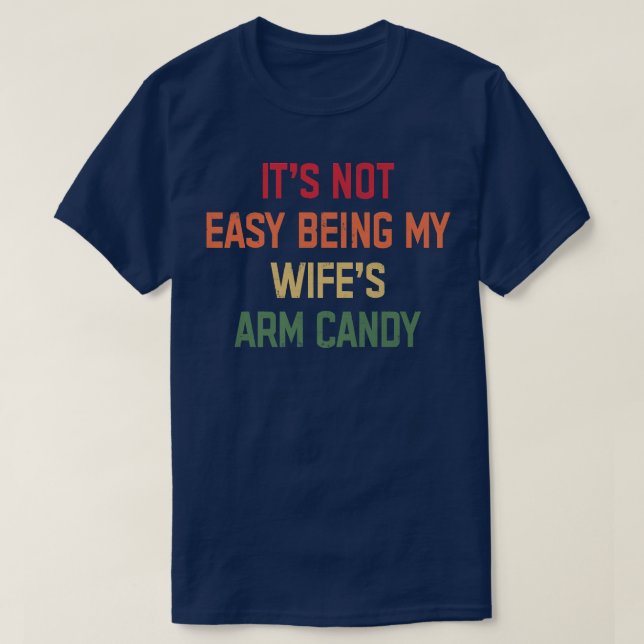 Det är inte lätt att vara min frus Arm Candy Manar T Shirt (Design framsida)