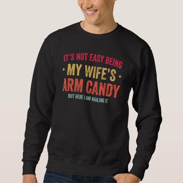 Det är inte lätt att vara min frus armprydnad men  lång ärmad tröja (Framsida)