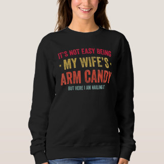 Det är inte lätt att vara min frus armprydnad men t shirt