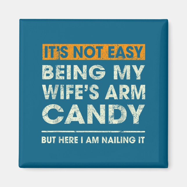 Det är inte lätt att vara min frus armprydnad Roli Magnet (Framsidan)
