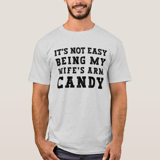 Det är inte lätt att vara min frus armprydnad t shirt (Framsida)