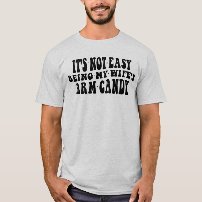 Det är inte lätt att vara min frus armprydnad t shirt (Framsida)