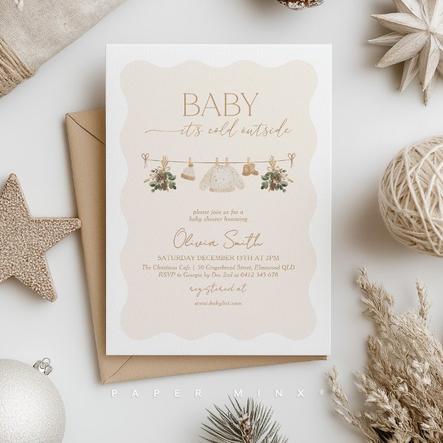 det är kallt utanför Bebis Bebislycka Beige Könsne Inbjudningar (Gender Neutral Baby Shower Invitation. Christmas clothesline with baby clothes and greenery. )