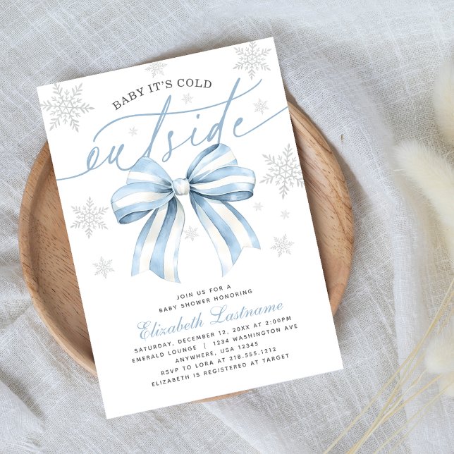 Det är kallt ute Blåa slinga Vinter Bebis Baby Sho Inbjudningar (Celebrate in winter style with our Pink Bow “Baby It’s Cold Outside” Baby Shower Invitation.)