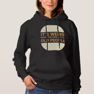 Det är Konstig att vara lika gammal som äldre 1 T Shirt
