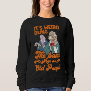 Det är Konstig att vara lika gammal som äldre 1 T Shirt
