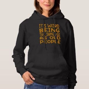 Det är Konstig att vara lika gammal som äldre 1 T Shirt