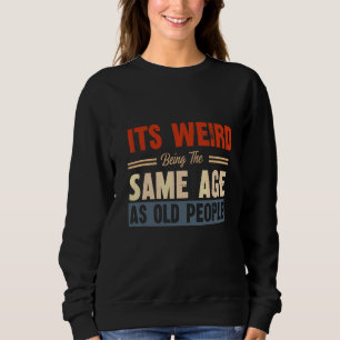 Det är Konstig att vara lika gammal som äldre 4 T Shirt