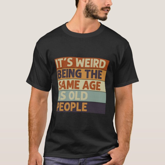 Det är Konstig att vara lika gammal som äldre T Shirt (Framsida)