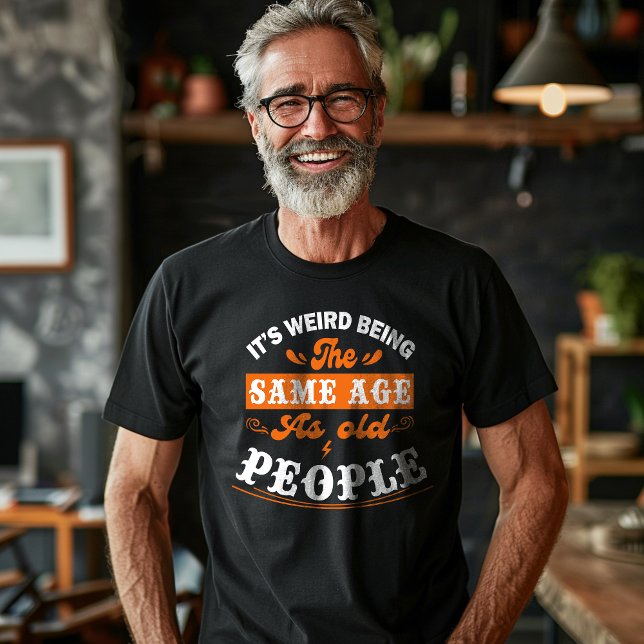 Det är Konstig att vara lika gammal som äldre T Shirt (Skapare uppladdad)