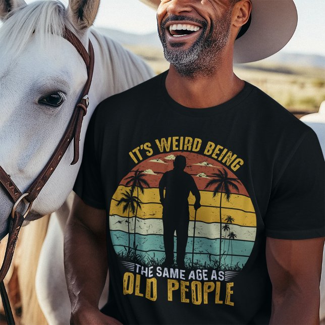 Det är Konstig att vara lika gammal som äldre T Shirt (Skapare uppladdad)