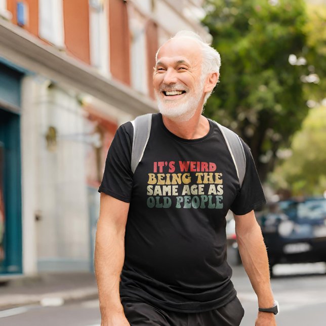 Det är Konstig att vara lika gammal som äldre T Shirt (Skapare uppladdad)