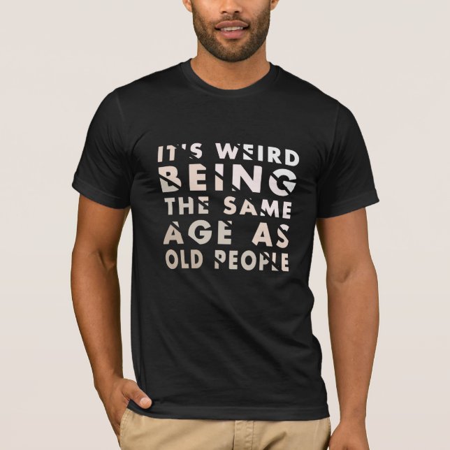 Det är Konstig att vara lika gammal som äldre T Shirt (Framsida)