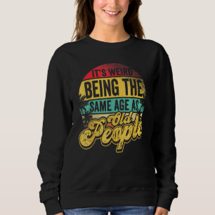 Det är Konstig att vara lika gammal som äldre. T Shirt