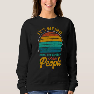 Det är Konstig att vara lika gammal som gamla som  T Shirt