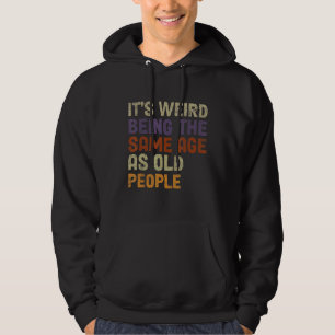 Det är Konstig att vara lika gammal som gammal.. Hoodie