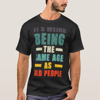 Det är Konstig att vara lika gammal som gammal Ret T Shirt